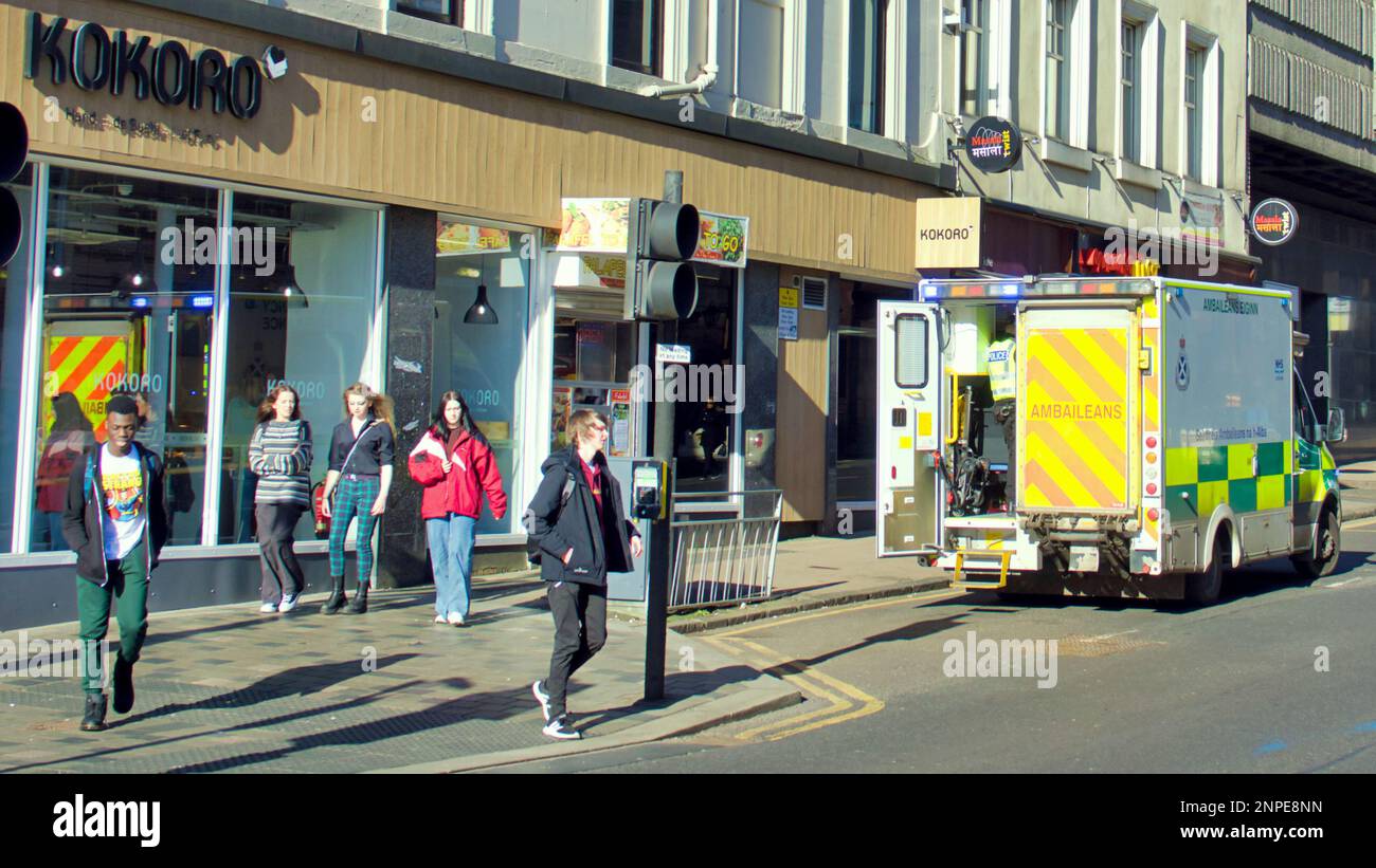 Glasgow, Schottland, Vereinigtes Königreich 26. Februar 2023. Mehrere Ambulanz- und Polizeiwagen in der sauchiehall Straße vor dem alten Firmenspiel, da zwei Ambulanzen plus zwei Vans während dieser geschäftigen Zeit außerhalb des savoy Centers in der geschäftigen Einkaufsstraße eingesetzt werden. Credit Gerard Ferry/Alamy Live News Stockfoto