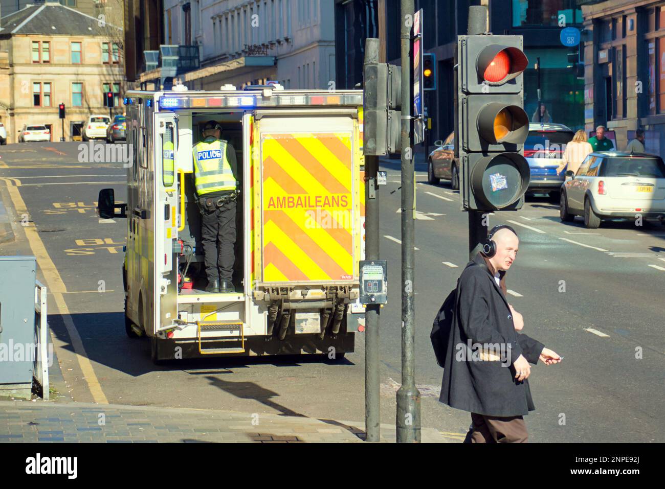 Glasgow, Schottland, Vereinigtes Königreich 26. Februar 2023. Mehrere Ambulanz- und Polizeiwagen in der sauchiehall Straße vor dem alten Firmenspiel, da zwei Ambulanzen plus zwei Vans während dieser geschäftigen Zeit außerhalb des savoy Centers in der geschäftigen Einkaufsstraße eingesetzt werden. Credit Gerard Ferry/Alamy Live News Stockfoto