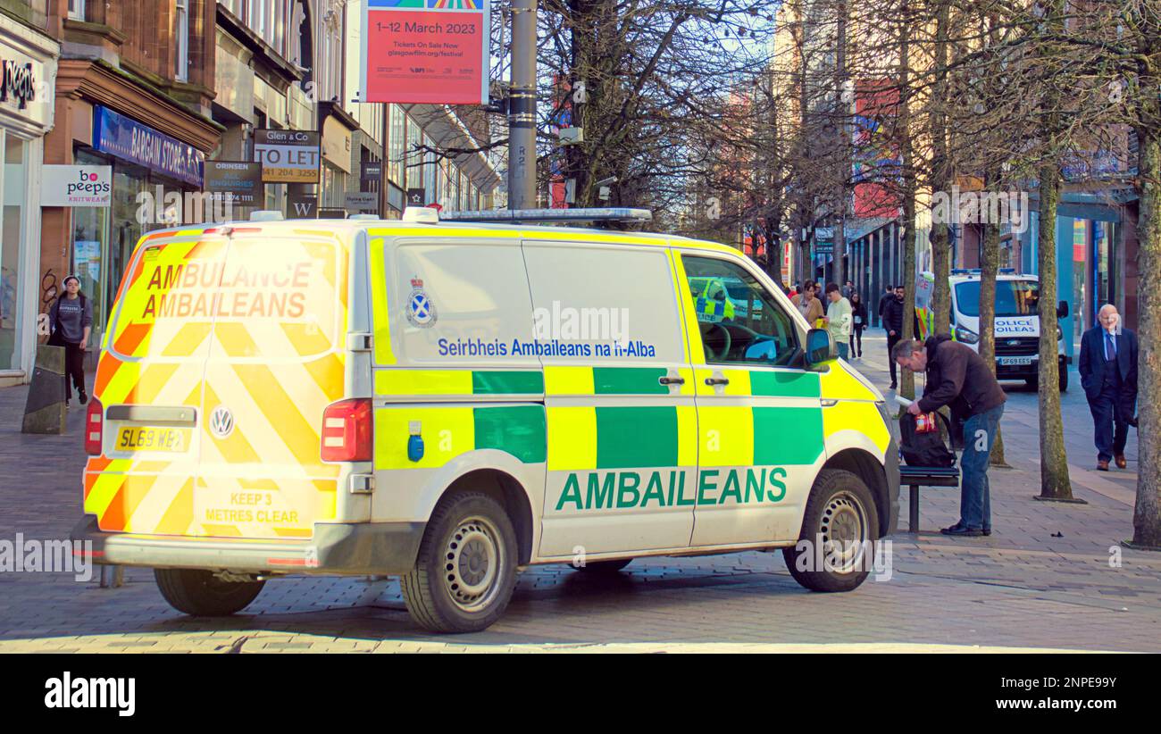 Glasgow, Schottland, Vereinigtes Königreich 26. Februar 2023. Mehrere Ambulanz- und Polizeiwagen in der sauchiehall Straße vor dem alten Firmenspiel, da zwei Ambulanzen plus zwei Vans während dieser geschäftigen Zeit außerhalb des savoy Centers in der geschäftigen Einkaufsstraße eingesetzt werden. Credit Gerard Ferry/Alamy Live News Stockfoto