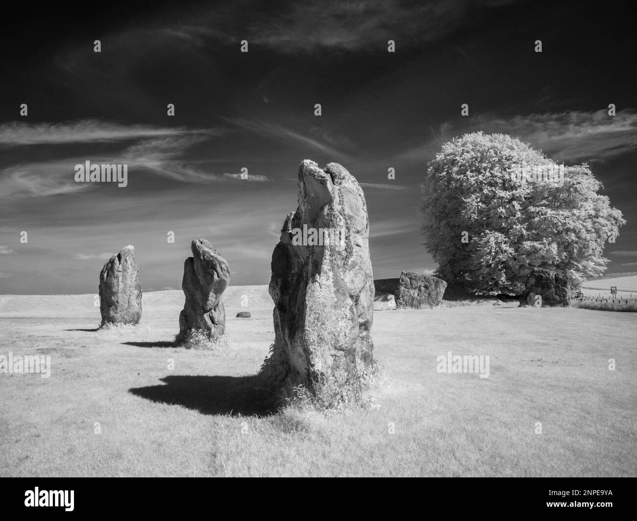 Standing Stones bei Avebury in Schwarz-Weiß-Infrarot aufgenommen. Stockfoto