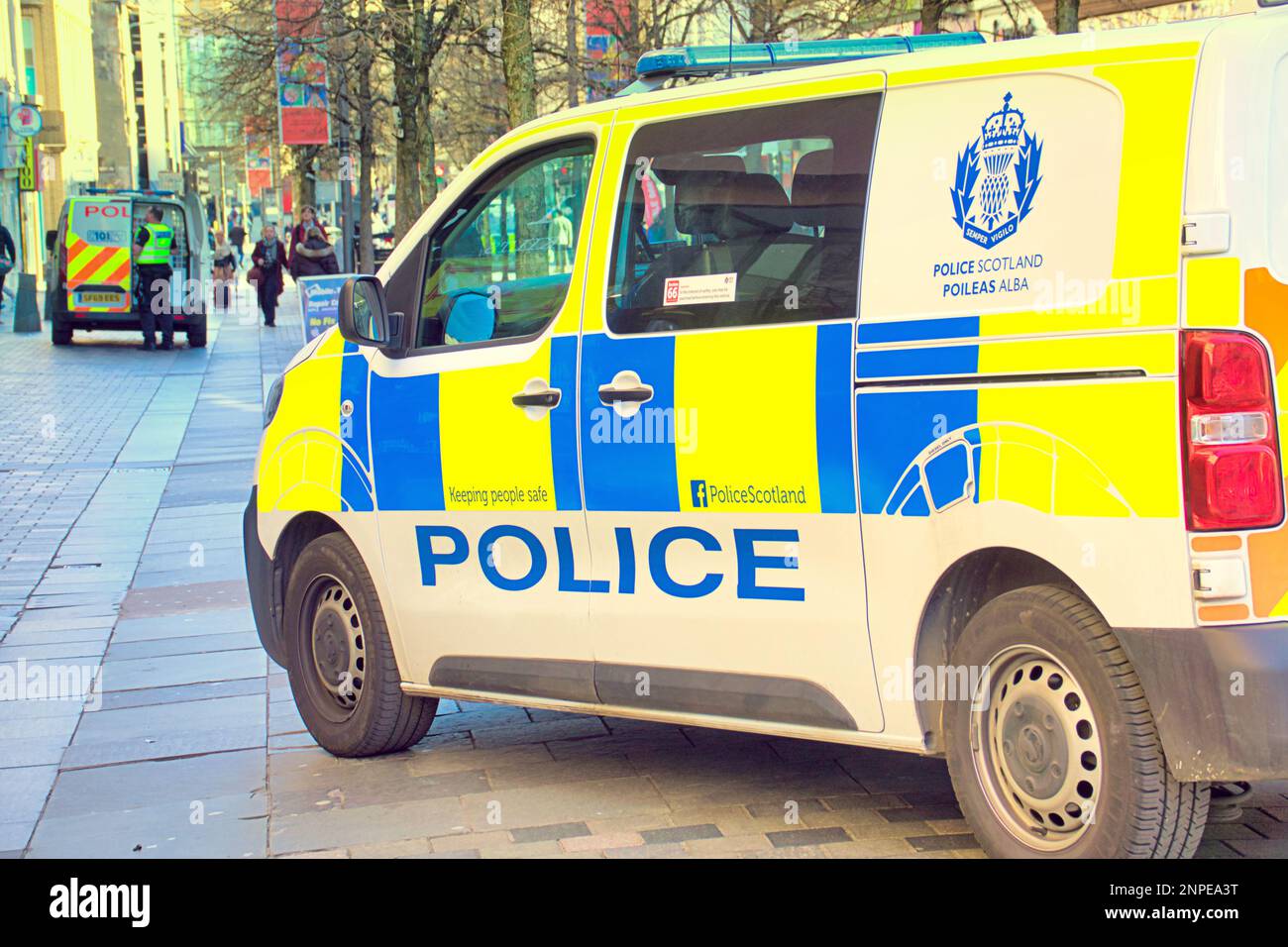 Glasgow, Schottland, Vereinigtes Königreich 26. Februar 2023. Mehrere Ambulanz- und Polizeiwagen in der sauchiehall Straße vor dem alten Firmenspiel, da zwei Ambulanzen plus zwei Vans während dieser geschäftigen Zeit außerhalb des savoy Centers in der geschäftigen Einkaufsstraße eingesetzt werden. Credit Gerard Ferry/Alamy Live News Stockfoto