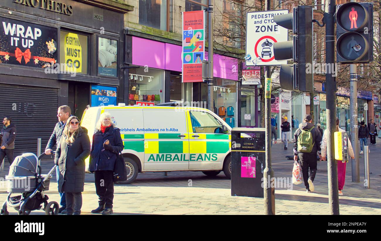 Glasgow, Schottland, Vereinigtes Königreich 26. Februar 2023. Mehrere Ambulanz- und Polizeiwagen in der sauchiehall Straße vor dem alten Firmenspiel, da zwei Ambulanzen plus zwei Vans während dieser geschäftigen Zeit außerhalb des savoy Centers in der geschäftigen Einkaufsstraße eingesetzt werden. Credit Gerard Ferry/Alamy Live News Stockfoto