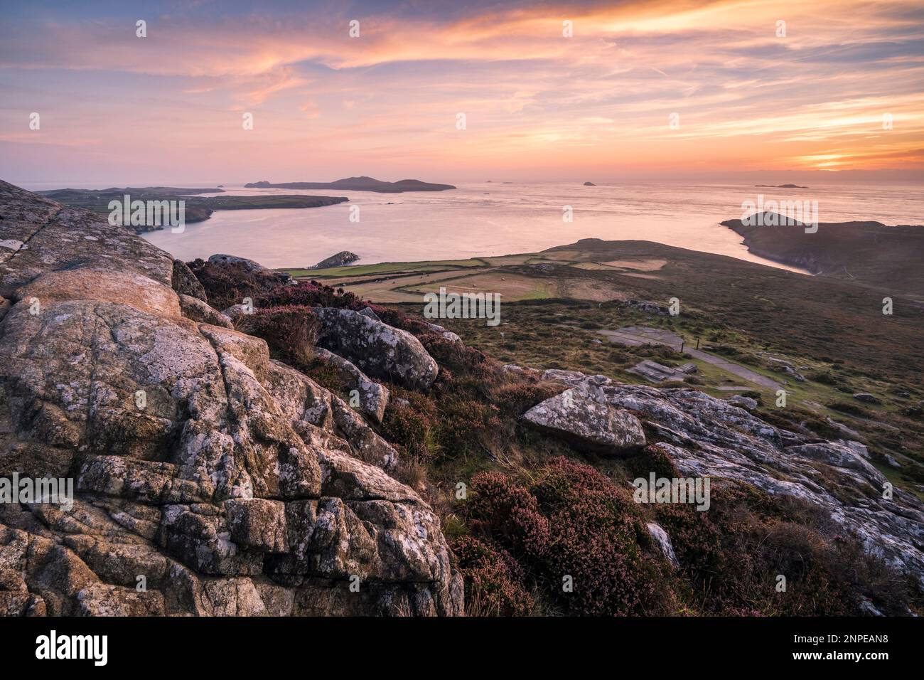 Sonnenuntergang über Whitesands Bay von Carn Llidi in Pembrokeshire. Stockfoto