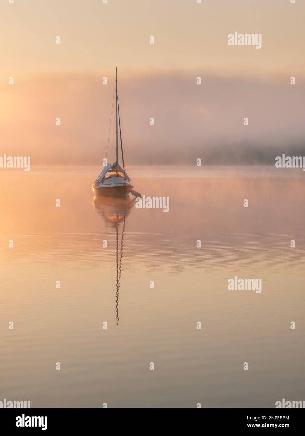 Ein Boot im Nebel auf dem Wimbleball Lake in Exmoor. Stockfoto