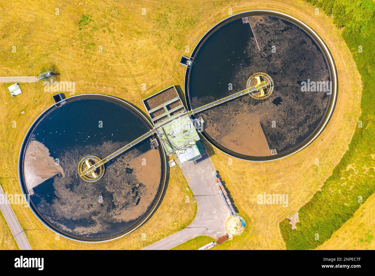 Luftaufnahme einer modernen Wasserreinigungsanlage in der städtischen Kläranlage. Reinigungsprozess der Entfernung unerwünschter Chemikalien, suspendiert s Stockfoto