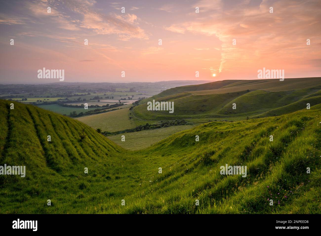 Ein dunkler Sonnenuntergang über dem Roundway Hill in Wiltshire. Stockfoto