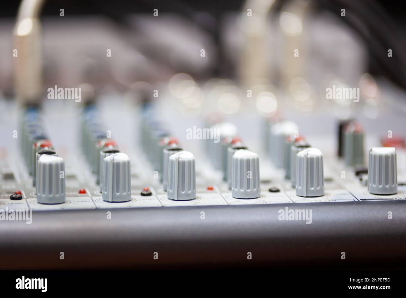 Mischer für die Aufnahme im Radio. Fotograf im Aufnahmestudio. DJ-Board oder DJ-Panel mischen. Foto in hoher Qualität. Horizontal. Hintergrund. Stockfoto