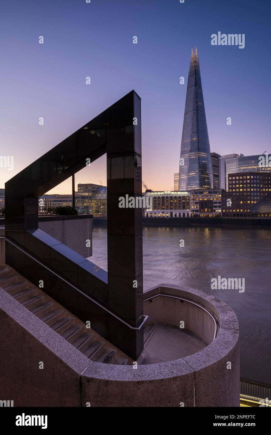 The Shard in der Abenddämmerung von der anderen Seite der Themse. Stockfoto