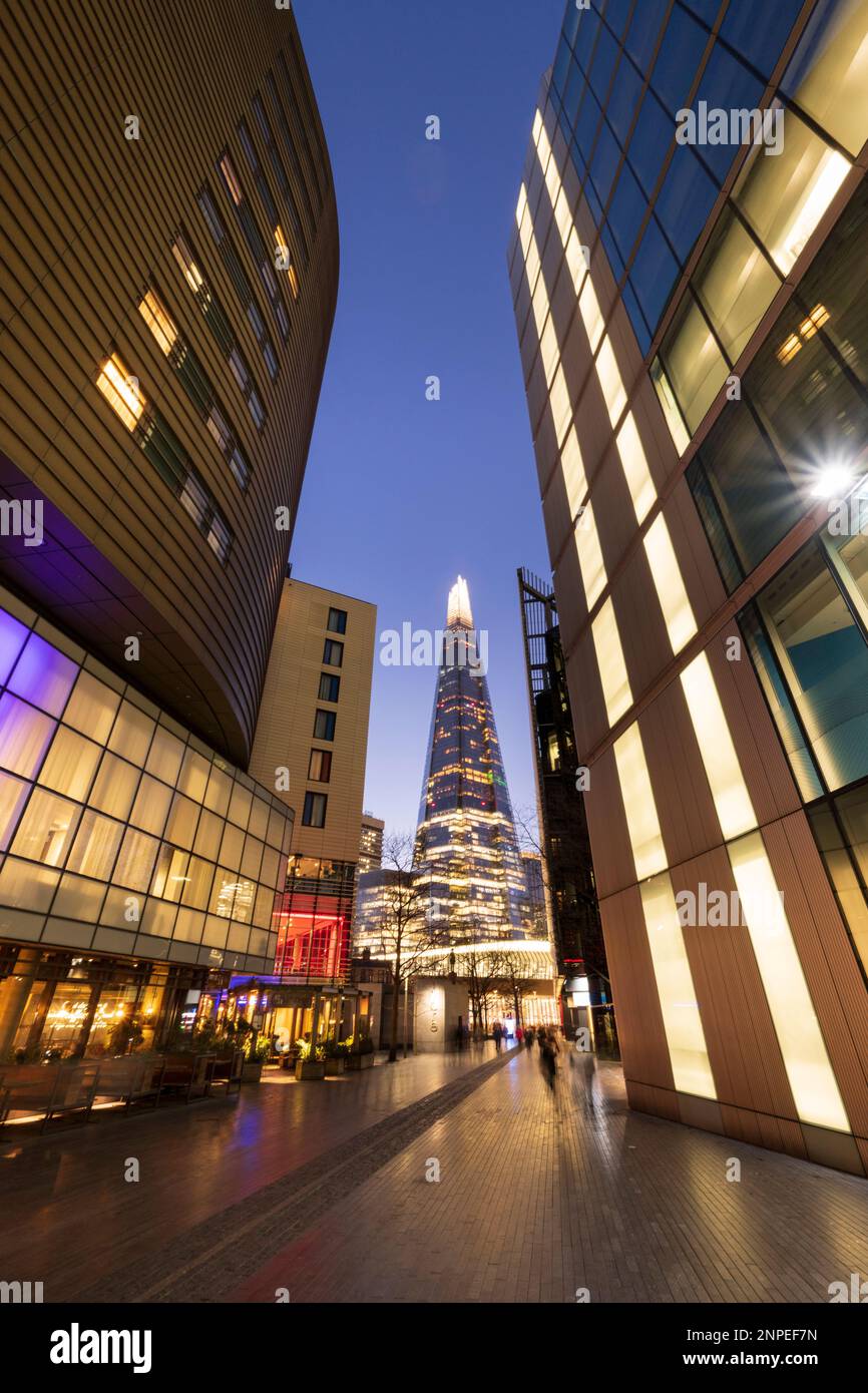 Bürogebäude in London mit The Shard im Hintergrund. Stockfoto