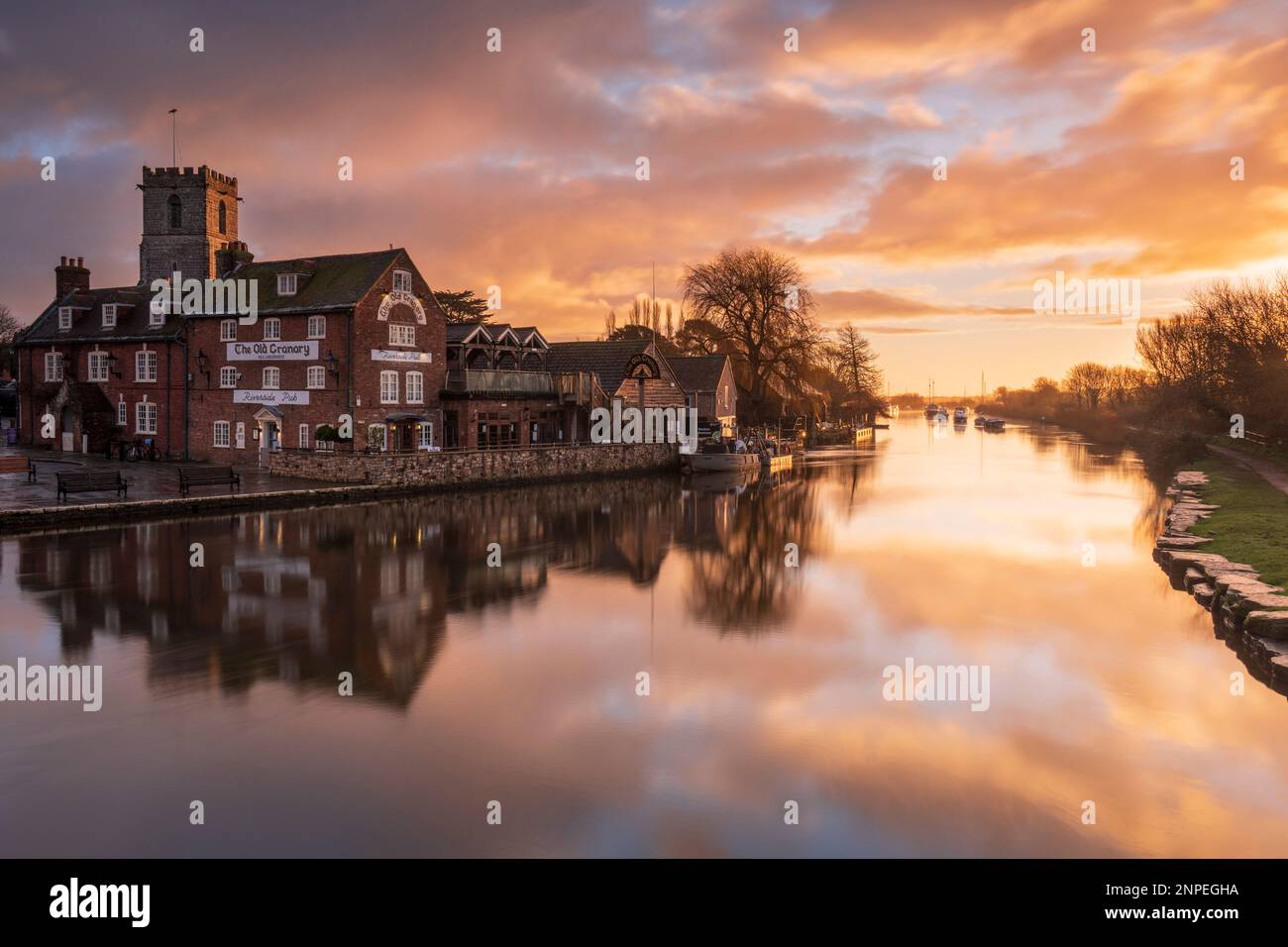 Die Gebäude am Wareham Quay spiegelten sich bei Sonnenaufgang im Fluss Frome wider. Stockfoto