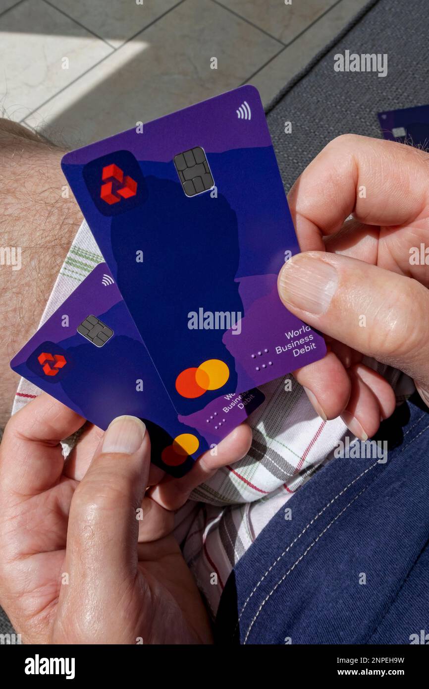 Nahaufnahme einer Person, die kontaktlose Debitkarten für Geschäftskunden in NatWest besitzt. Stockfoto