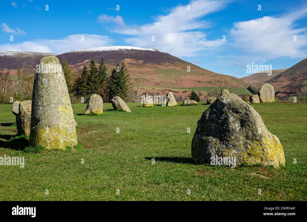 Blick vom Castlerigg Stone Circle auf den schneebedeckten Lonscale Fall im Frühling Spätwinter. Stockfoto