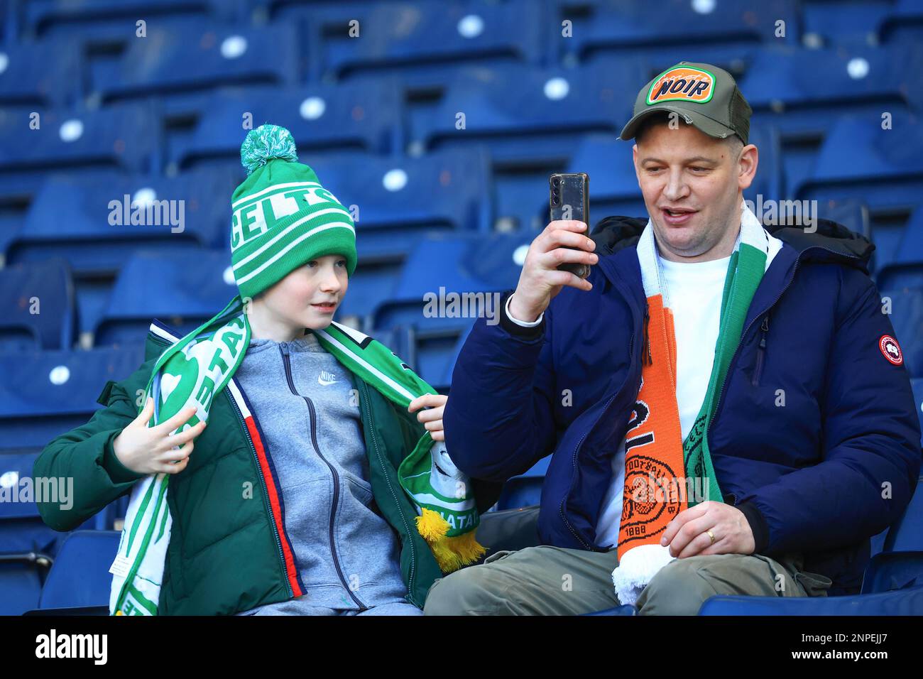 26. Februar 2023; Hampden Park, Glasgow, Schottland: Scottish Viaplay Cup Football Final, Rangers versus Celtic; Celtic Fans Stockfoto