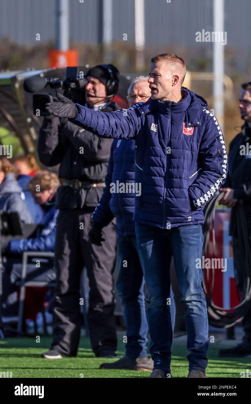 ENSCHEDE, NIEDERLANDE - FEBRUAR 26: Cheftrainer Joran Pot vom FC Twente trainiert seine Spieler beim Finale 1/8 ZWISCHEN dem FC Twente und Ajax im Sportcampus Diekman am 26. Februar 2023 in Enschede, Niederlande (Foto von Marcel ter Bals/Orange Pictures) Stockfoto