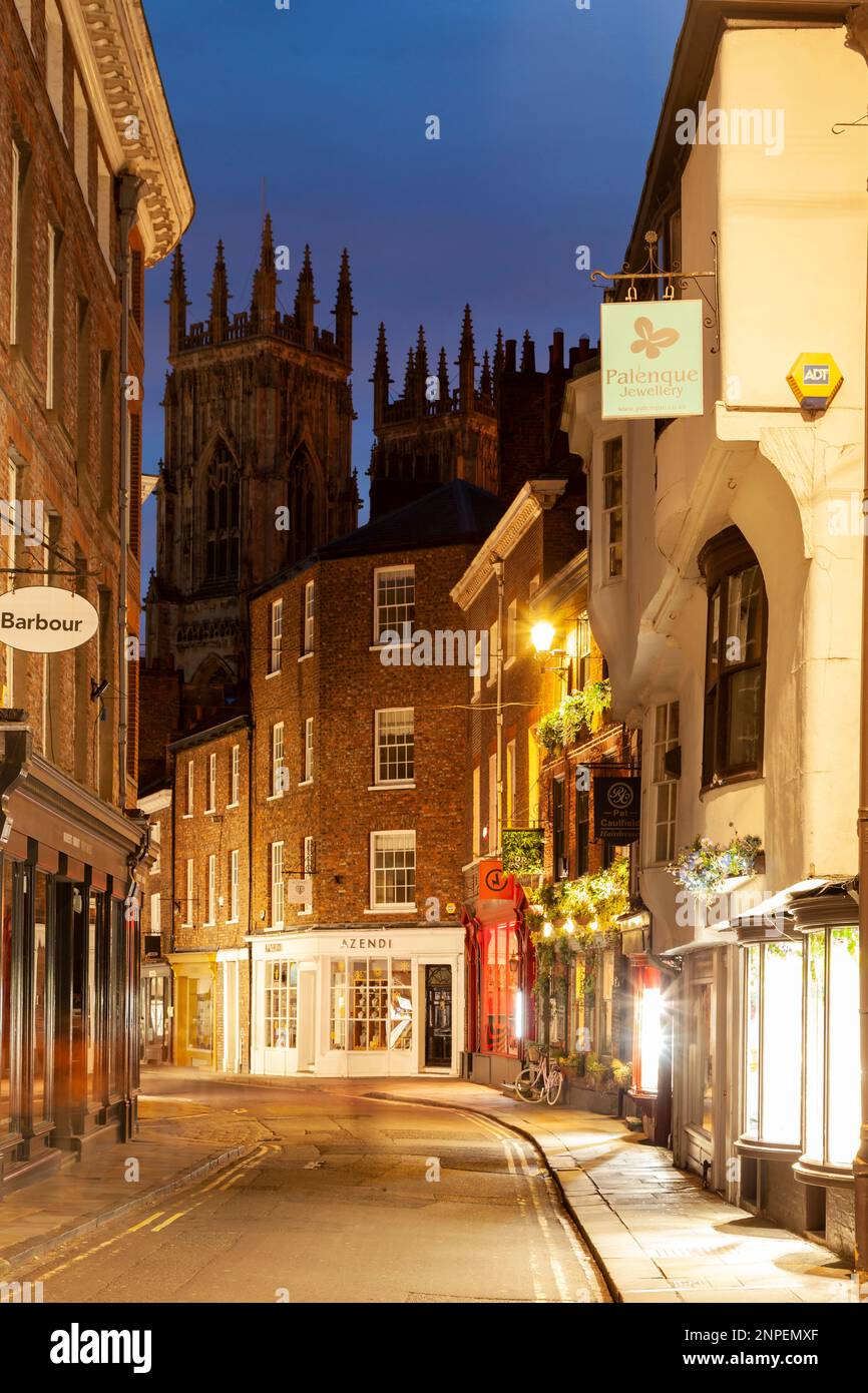 Abend auf Low Petergate im historischen Zentrum von York. Stockfoto