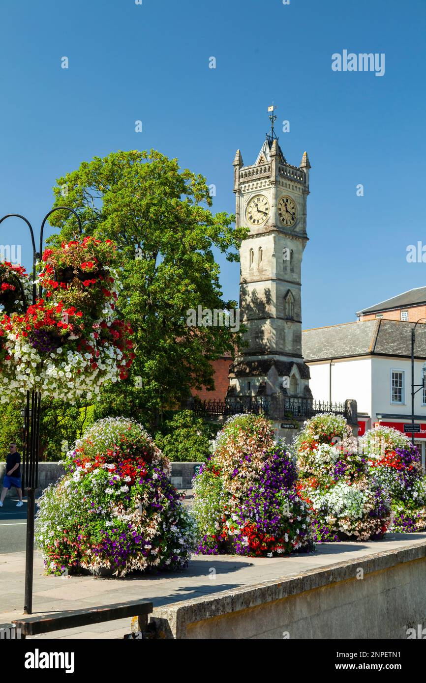 Im Sommer mittags am Uhrenturm im Stadtzentrum von Salisbury. Stockfoto