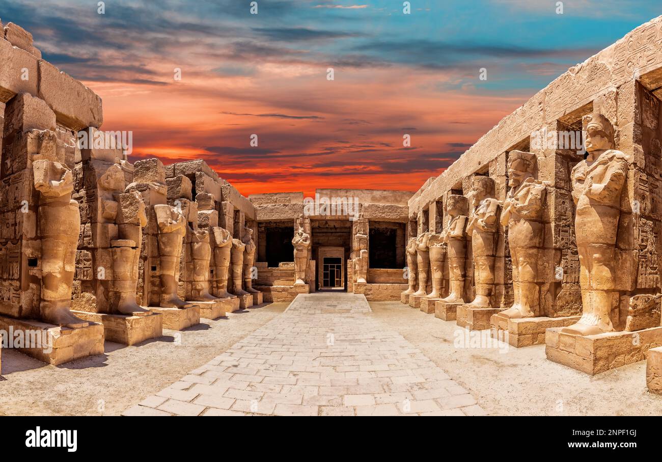 Statuen des Großen Tempels von Amun bei Sonnenuntergang, Karnak Tempel berühmteste Aussicht, Luxor, Ägypten Stockfoto