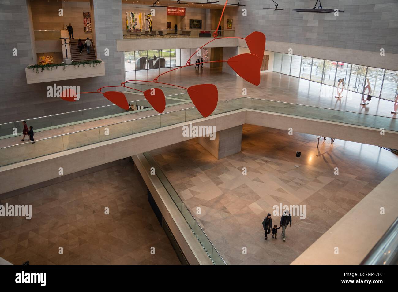 Washington, DC, USA-27. November 2022: Innenlobby der National Gallery of Art an der National Mall mit Ausstellungen zum Wandern und Beobachten von Menschen Stockfoto