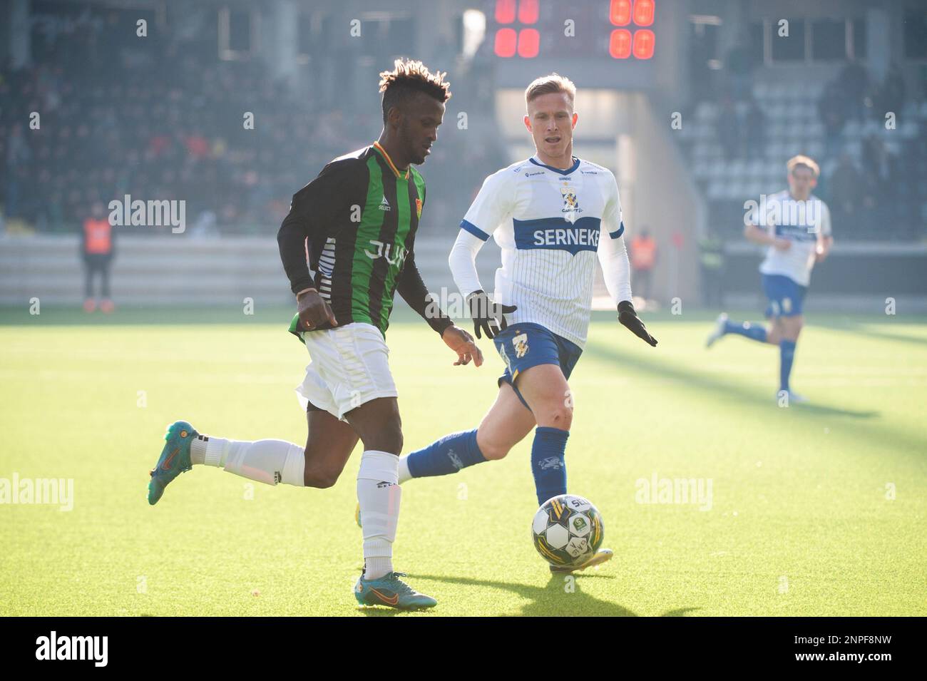 Göteborg, Schweden. 26. Februar 2023 Richard Friday von GAIS und Oscar Wendt von IFK Goteborg während des Stadienspiels der Swedish Cup Group zwischen GAIS und IFK Goteborg am 26. Februar 2023 in Göteborg. Kredit: Oskar Olteus / Alamy Live News Stockfoto