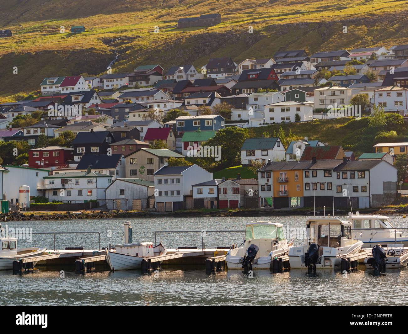 Blick auf die Stadt Klaksvik auf der Insel Bordoy, Färöer-Inseln, Dänemark Nordeuropa. Stockfoto