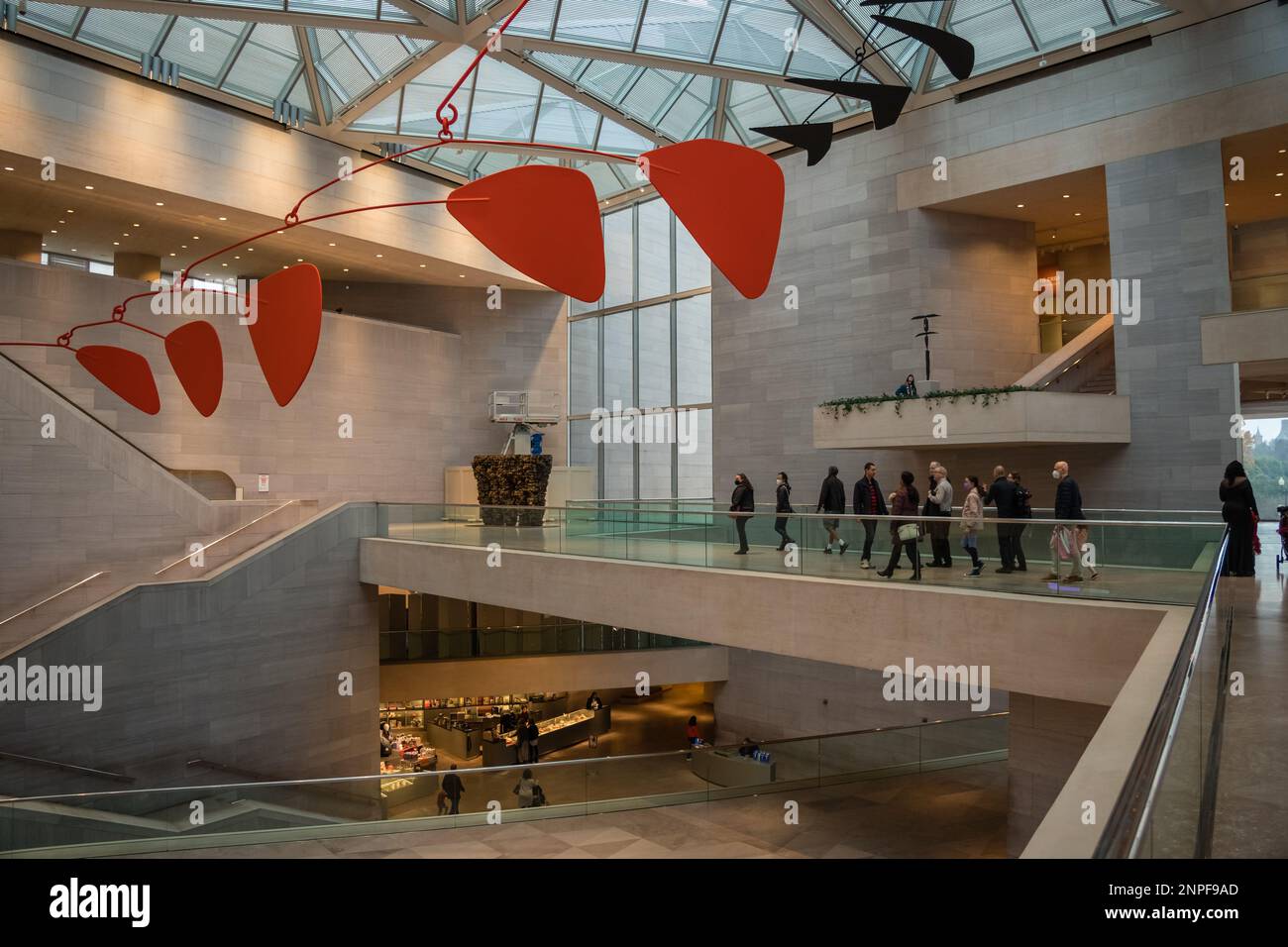 Washington, DC, USA-27. November 2022: Innenlobby der National Gallery of Art an der National Mall mit Ausstellungen zum Wandern und Beobachten von Menschen Stockfoto