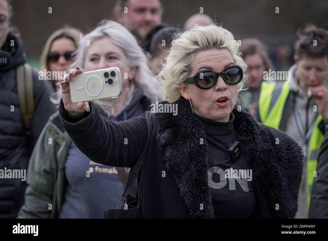 Kellie-Jay Keen-Minshull trifft sich mit anderen Feministen in der Nähe des Reformers' Tree in Hyde Park, London, Großbritannien. Stockfoto