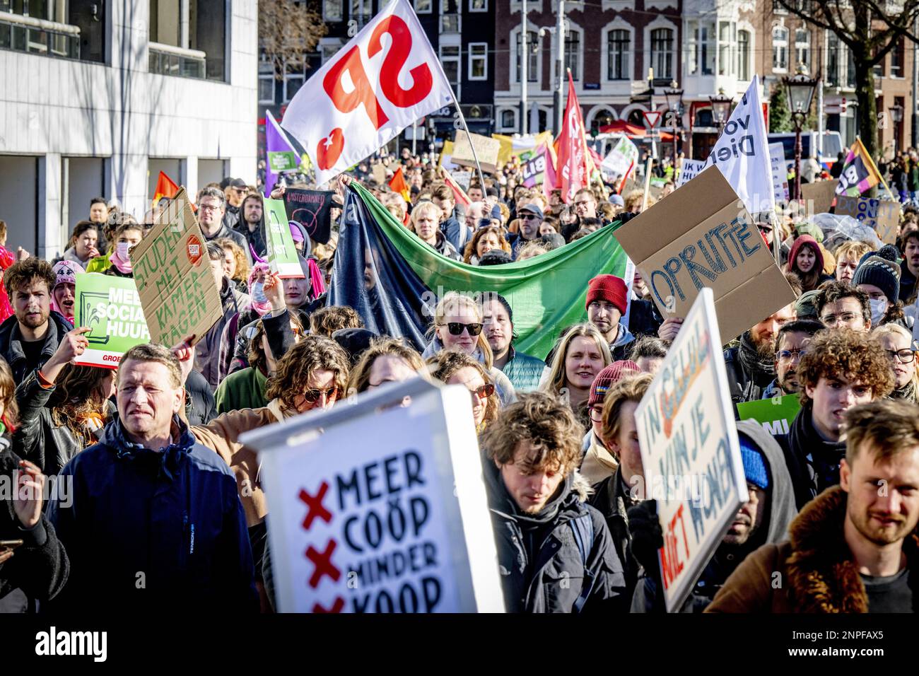AMSTERDAM - Demonstranten während eines marschs durch die Stadt, demonstrieren gegen freie Plätze in Innenstädten. Im September 2021 wurde in Amsterdam gegen das Recht auf erschwinglichen Wohnraum protestiert. ANP ROBIN UTRECHT niederlande raus - belgien raus Stockfoto