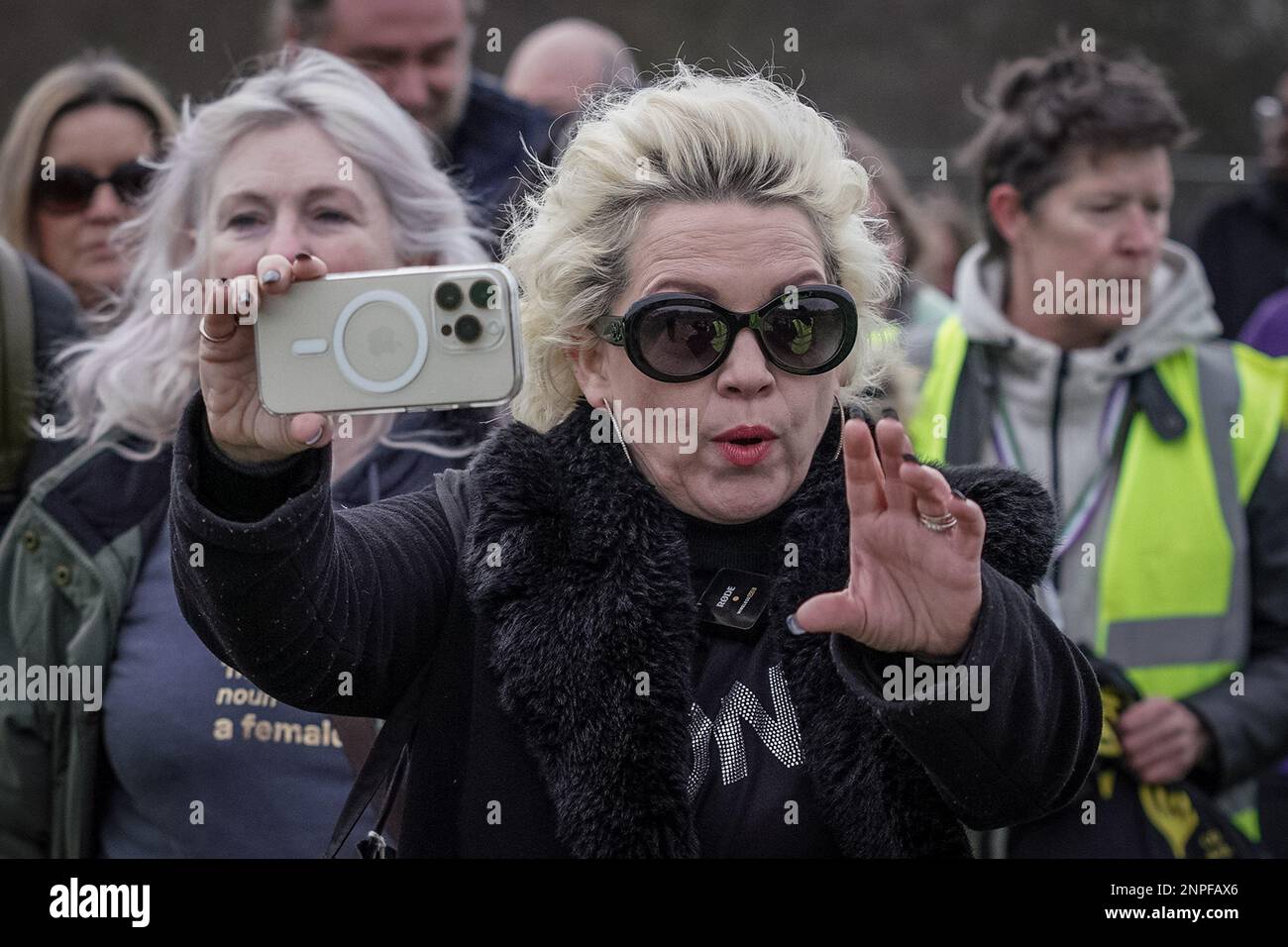 Kellie-Jay Keen-Minshull trifft sich mit anderen Feministen in der Nähe des Reformers' Tree in Hyde Park, London, Großbritannien. Stockfoto