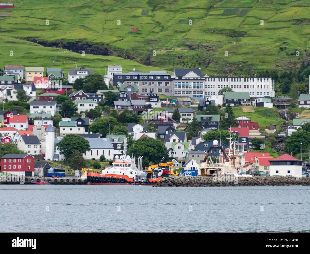 Vestmanna, Färöer-Insel - Juli 2021: Vestmanna ist eine Stadt auf den Färöer-Inseln im Westen der Insel Streymoy. Königreich Dänemark, Nordeuropa Stockfoto