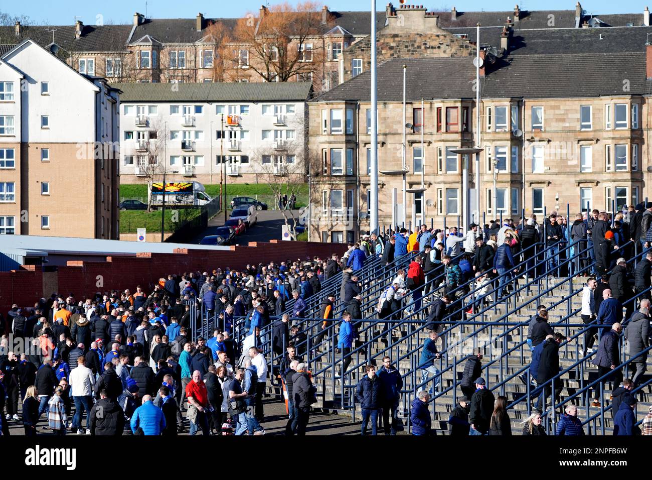Fans kommen vor dem Finale des Viaplay Sports Cup im Hampden Park, Glasgow. Foto: Sonntag, 26. Februar 2023. Stockfoto