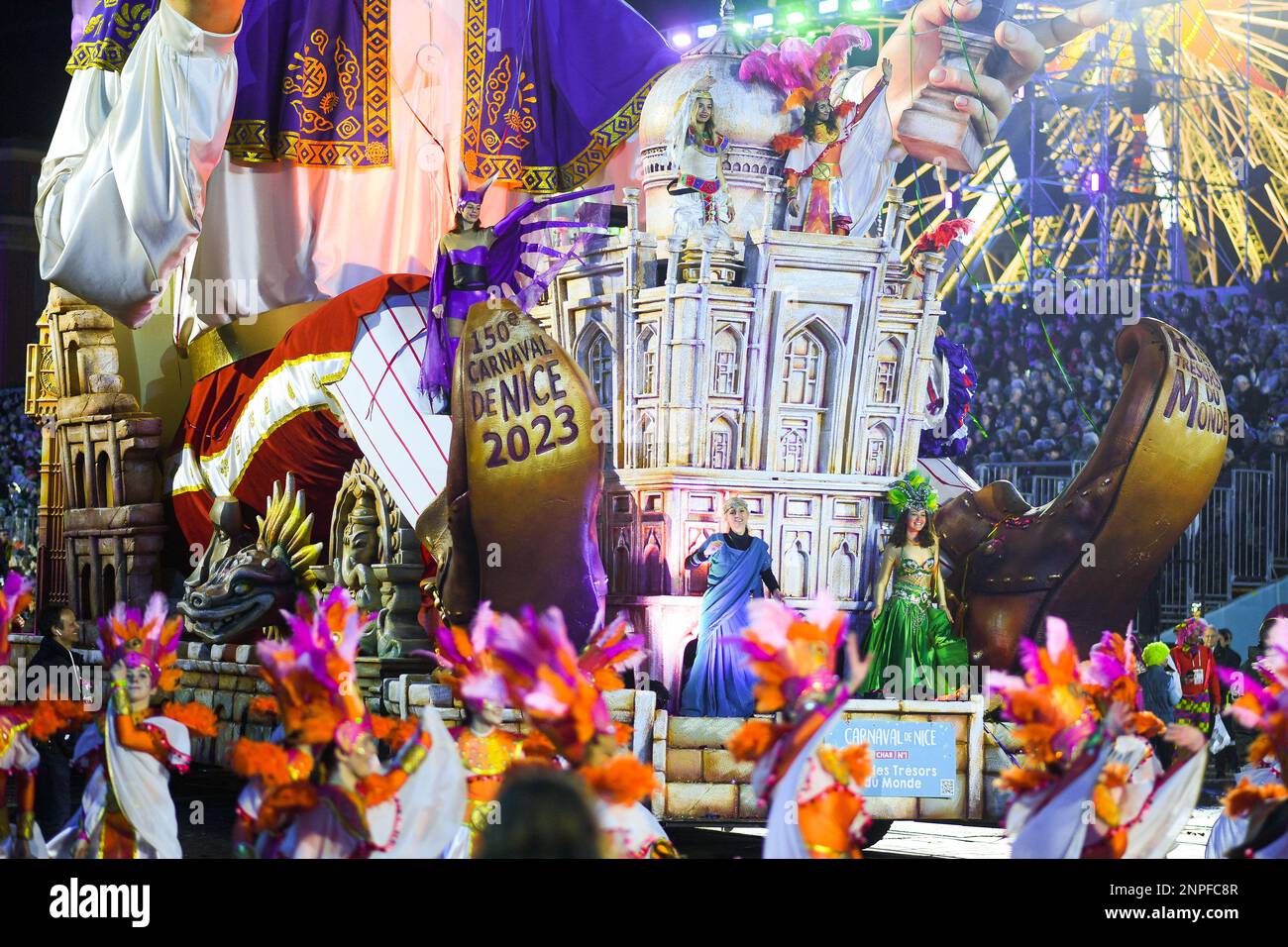 Am Ende der letzten beleuchteten Karnevalsparade (corso Carnavalesque Illé) werden am 25. Februar 2023 in Nizza, Frankreich, das traditionelle verbrannte seiner Majestät König der Schätze der Welt (Sa Majesté ROI des Trésors du Monde) und das folgende Feuerwerk von der Promenade des Anglais gesehen. Foto: Lionel Urman/ABACAPRESS.COM Stockfoto