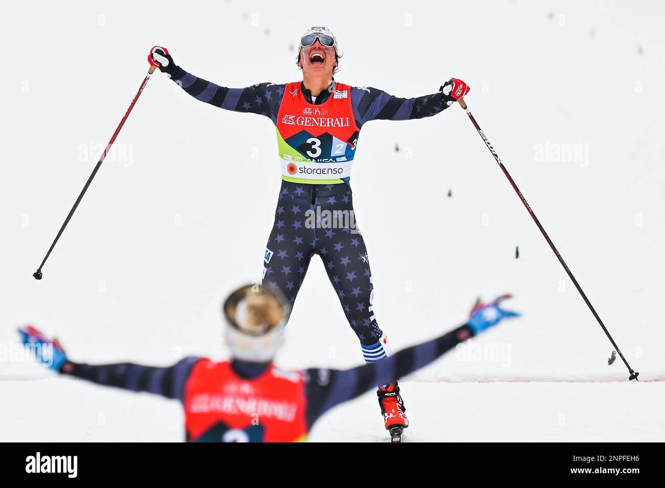 Planica, Slowenien. 26. Februar 2023. Jessie Diggins aus den USA begrüßt die Teamkollegin Julia Kern, nachdem die beiden am 26. Februar 2023 bei den FIS Nordic Ski World Championships 2023 in Planica, Slowenien, eine Bronzemedaille im Mannschaftssprung gewonnen haben. Die beiden sind seit acht Jahren Teamkollegen, Freunde und Mitbewohner auf der Ski-Weltmeisterschafts-Rennstrecke. John Lazenby/Alamy Live News Kredit: John Candler Lazenby/Alamy Live News Stockfoto