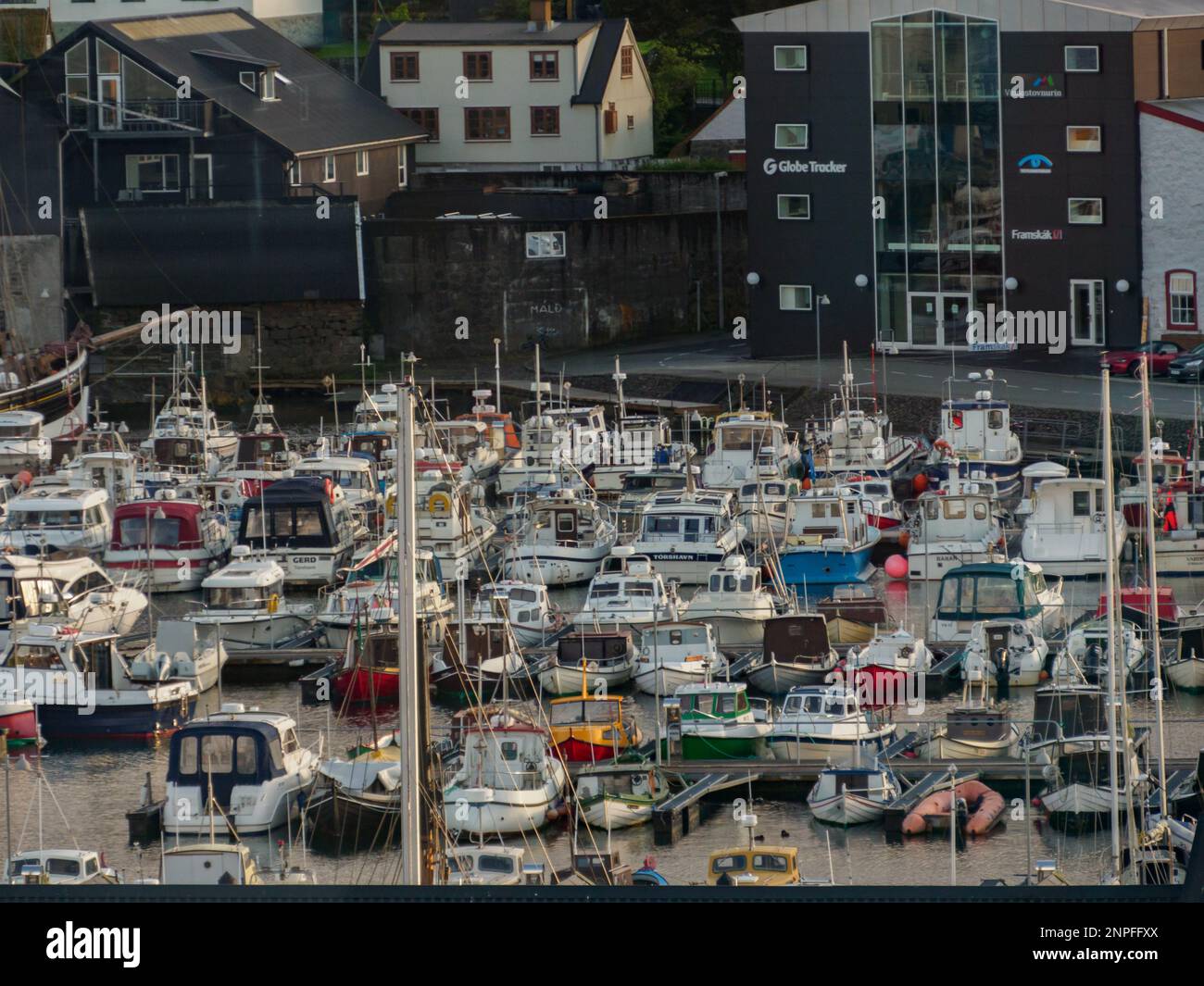 Thorshavn, Färöer-Inseln - Juli 2021: Draufsicht auf den Hafen mit Segelbooten im Hafen von Vestaravág. Königreich Dänemark. Nordeuropa Stockfoto