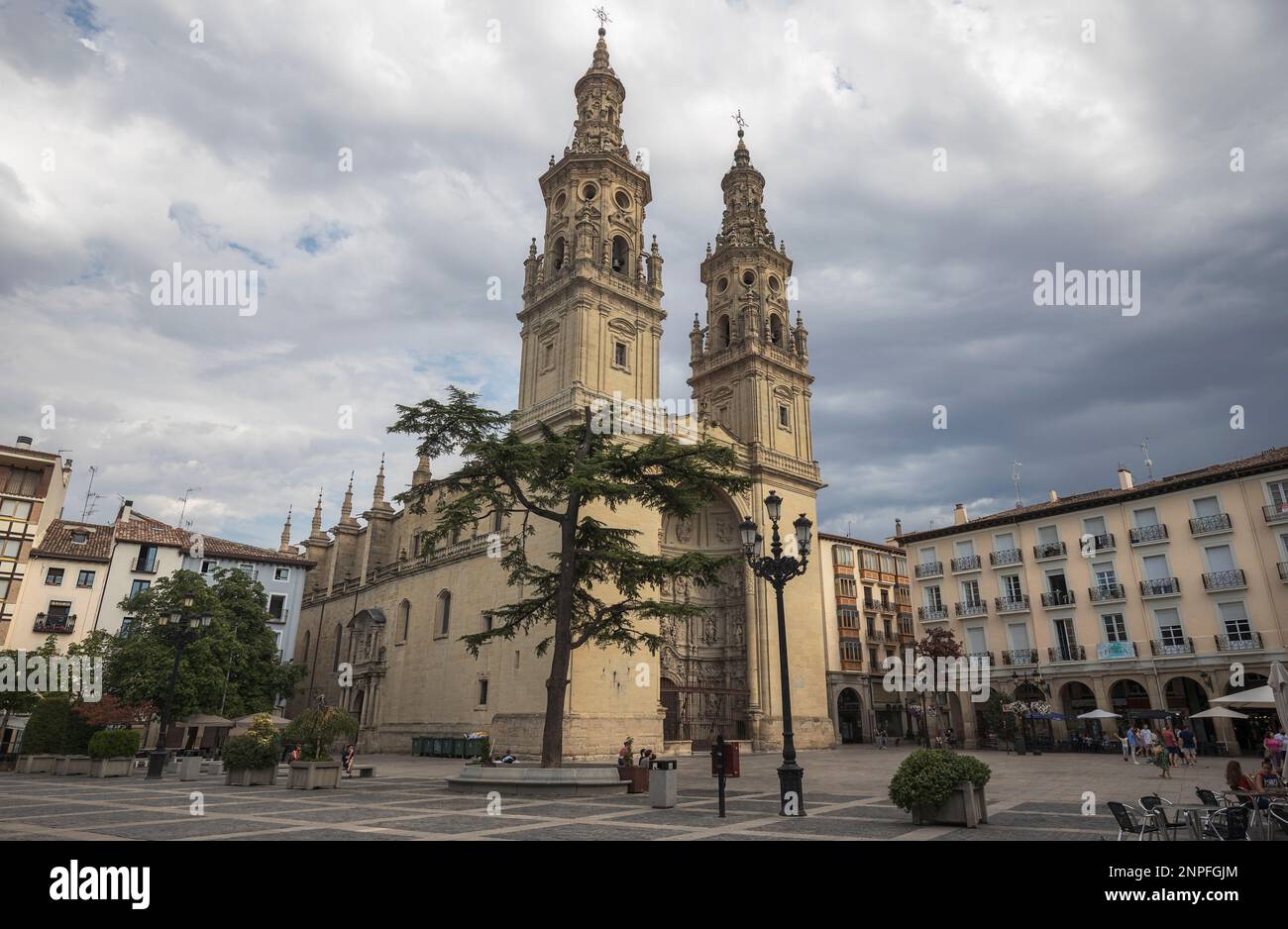 Die außergewöhnliche Kathedrale von Logroño, Spanien, zieht Touristen aus der ganzen Welt an, um ihre majestätische Architektur und lange Geschichte der Gottesdienste zu erleben. Stockfoto