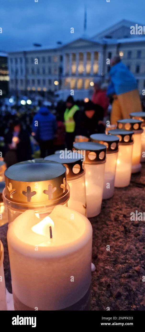 Helsinki, Finnland - 24. Februar 2023: Grabkerzen im Licht werden das Finsternis-Ereignis gewinnen, bei dem Kerzen angezündet wurden, um die Opfer von Rus zu ehren Stockfoto