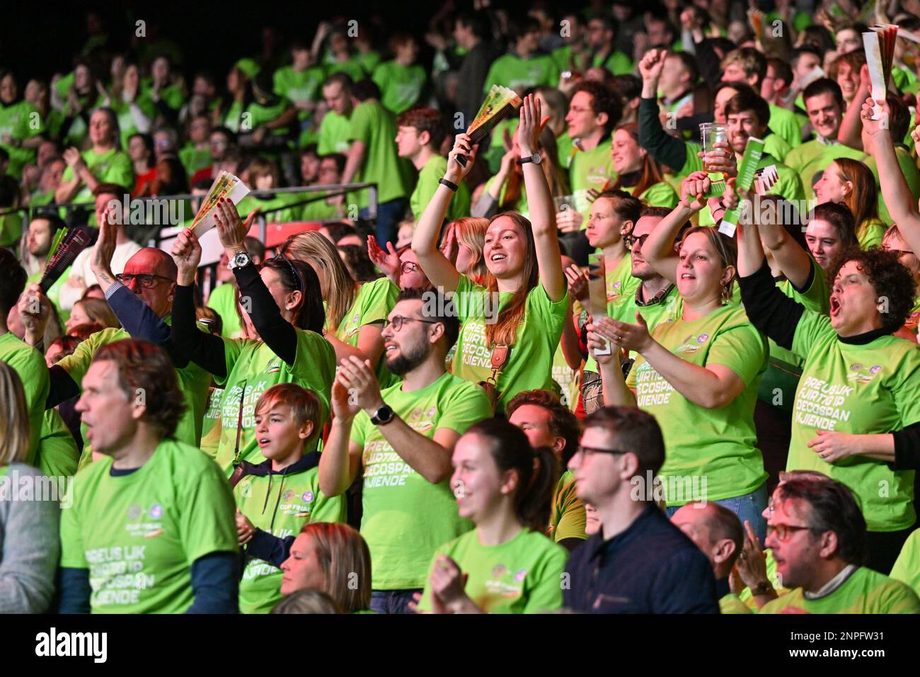 Fans und Fans von Menen, die während des Spiels zwischen Knack Volley Roeselare und Decospan Volley Team Menen, dem Endspiel im belgischen Volleyball-Pokalwettbewerb für Männer, am Sonntag, den 26. Februar 2023 in Merksem, Antwerpen, gefilmt wurden. BELGA FOTO DAVID CATRY Stockfoto