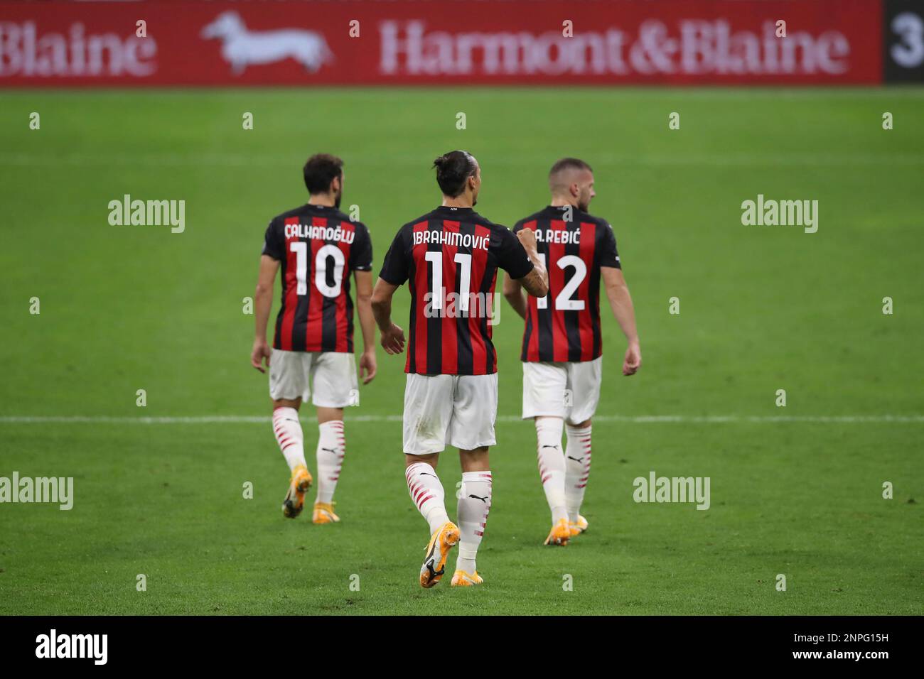 September 21, 2020, Milan, United Kingdom: Zlatan Ibrahimovic of AC Milan returns to his own half with team mates Hakan Calhanoglu and Ante Rebic after scoring to give the side a 1-0 lead during the Serie A match at Giuseppe Meazza, Milan. Picture date: 21st September 2020. Picture credit should read: Jonathan Moscrop/Sportimage(Credit Image: © Jonathan Moscrop/CSM via ZUMA Wire) (Cal Sport Media via AP Images) Stockfoto