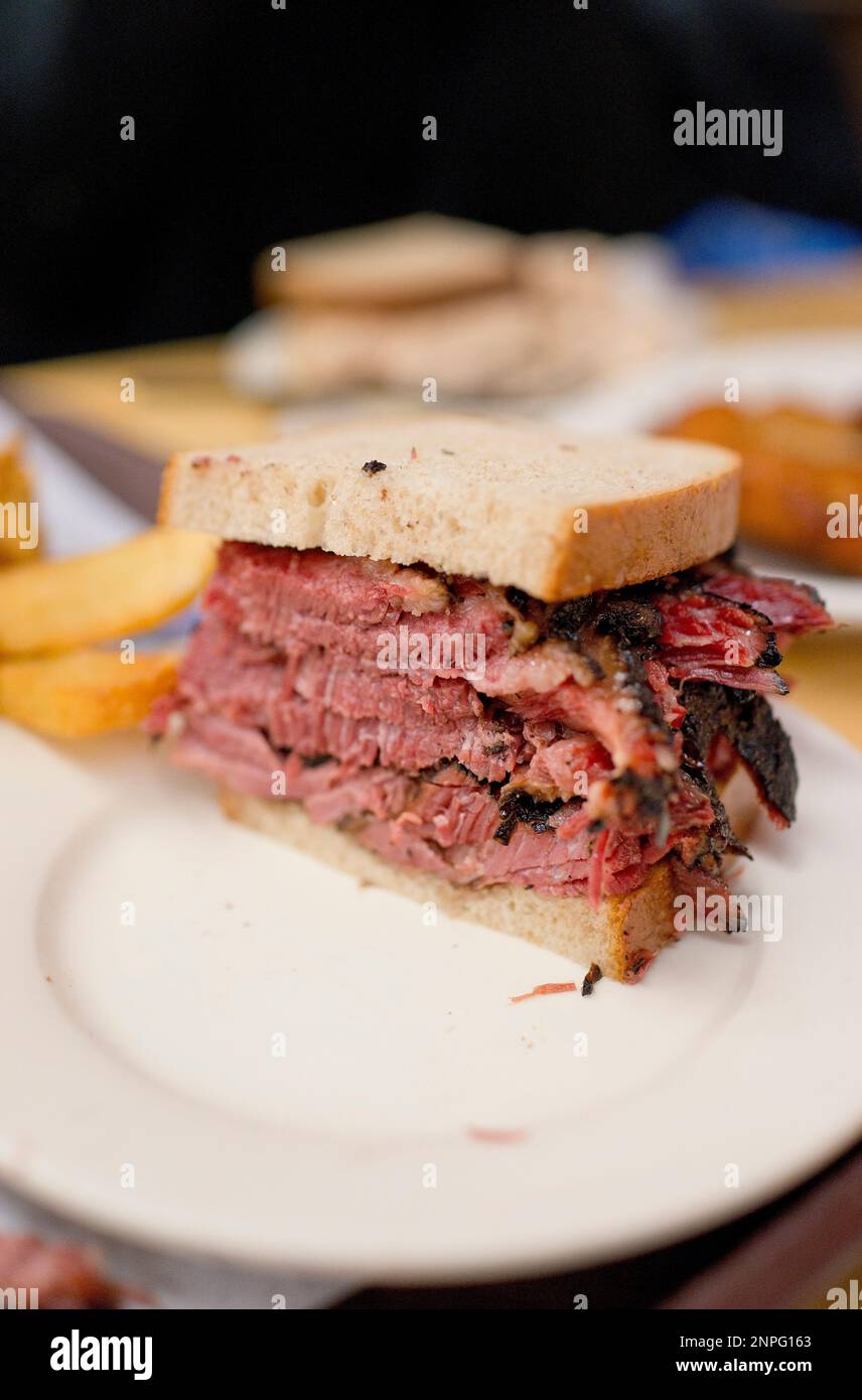 Das weltberühmte Katz's Delicatessen befindet sich im unteren Osten von Manhattan, NYC, USA. Einfaches Feinkostgeschäft mit theatralisch launischem Service Stockfoto