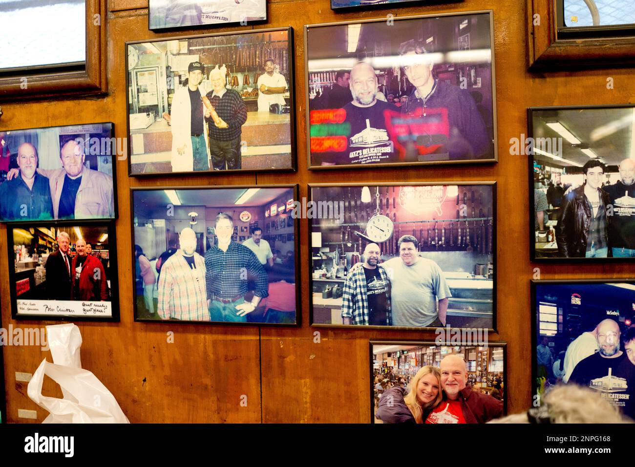 Das weltberühmte Katz's Delicatessen befindet sich im unteren Osten von Manhattan, NYC, USA. Einfaches Feinkostgeschäft mit theatralisch launischem Service Stockfoto