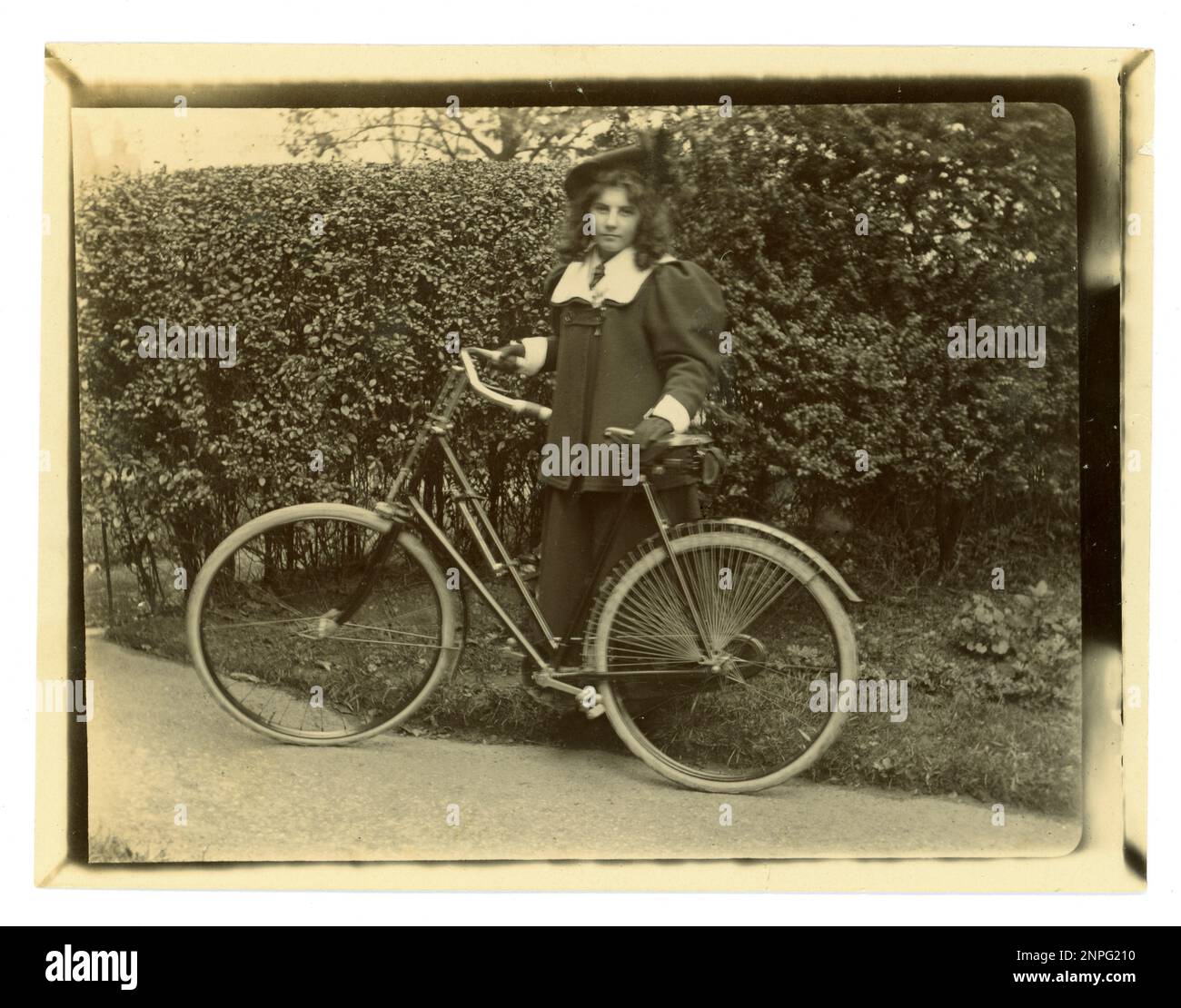 Originales viktorianisches Foto eines Teenagers mit ihrem Fahrrad in einem Garten, mit einer Baskenmütze, alter Radtour, um 1897, Worcester und Umgebung, U.K. Stockfoto