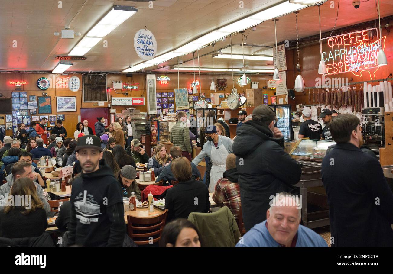 Das weltberühmte Katz's Delicatessen befindet sich im unteren Osten von Manhattan, NYC, USA. Einfaches Feinkostgeschäft mit theatralisch launischem Service Stockfoto