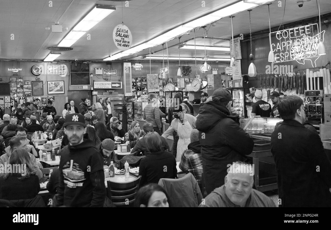 Das weltberühmte Katz's Delicatessen befindet sich im unteren Osten von Manhattan, NYC, USA. Einfaches Feinkostgeschäft mit theatralisch launischem Service Stockfoto