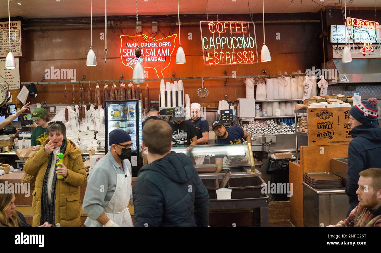 Das weltberühmte Katz's Delicatessen befindet sich im unteren Osten von Manhattan, NYC, USA. Einfaches Feinkostgeschäft mit theatralisch launischem Service Stockfoto