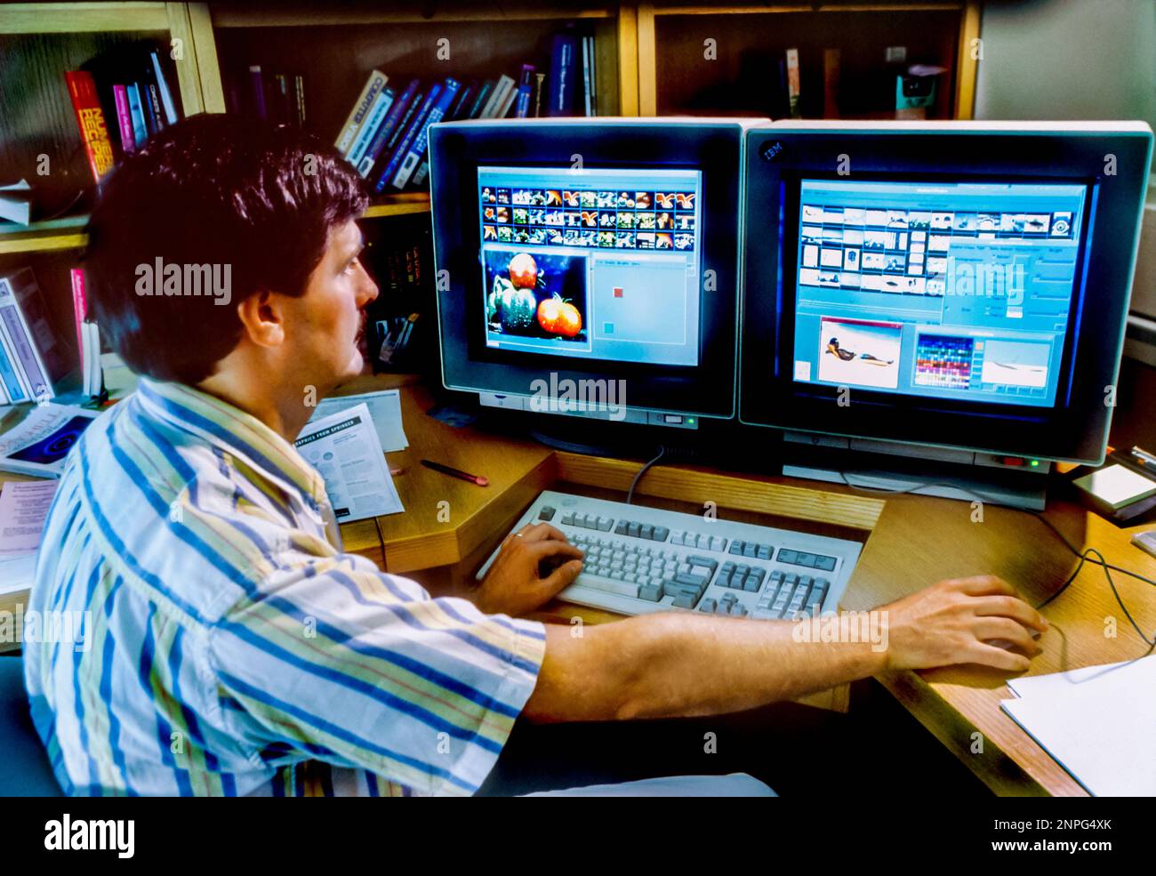 Basking Ridge, N.J., USA - A.T.& T. CORP F & E-Labor, Mann, der allein auf Computerbildschirmen arbeitet. In Workshop, Bilddatenbank. Stockfoto