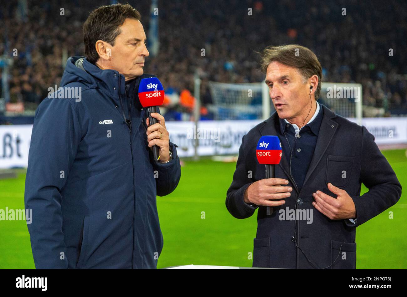 Sport, Fußball, Bundesliga, 2022/2023, FC Schalke 04 vs. VfB Stuttgart 2-1, Veltins Arena Gelsenkirchen, Cheftrainer Bruno Labbadia (VfB) rechts Interview mit Sky Reporter Sebastian Hellmann, DFL-VORSCHRIFTEN VERBIETEN DIE VERWENDUNG VON FOTOS ALS BILDSEQUENZEN UND/ODER QUASI-VIDEO Stockfoto