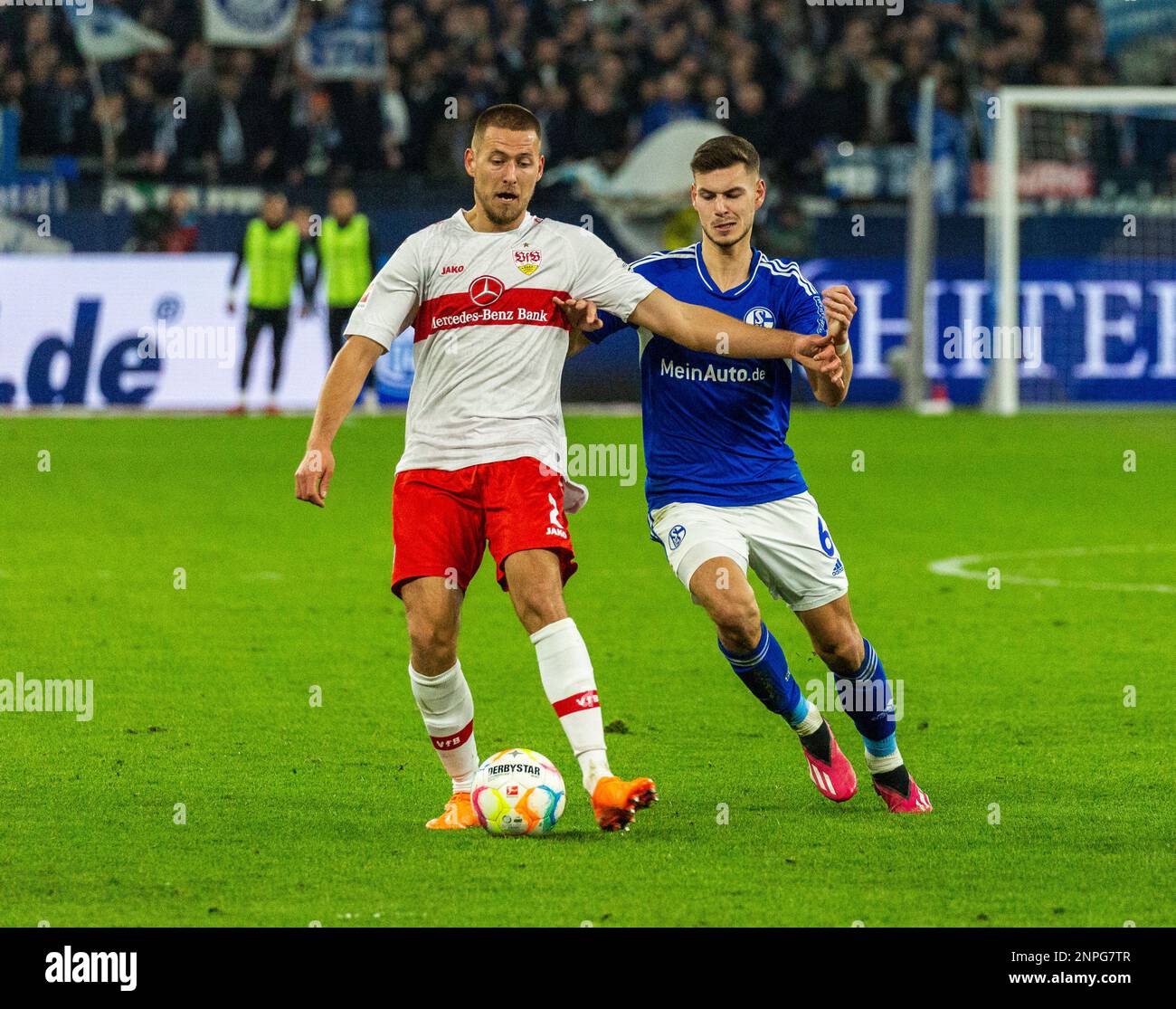 Sport, Fußball, Bundesliga, 2022/2023, FC Schalke 04 vs. VfB Stuttgart 2-1, Veltins Arena Gelsenkirchen, Spielszene, Waldemar Anton (VfB) Left und Tom Krauss (S04), DFL-VORSCHRIFTEN VERBIETEN DIE VERWENDUNG VON FOTOS ALS BILDSEQUENZEN UND/ODER QUASI-VIDEO Stockfoto