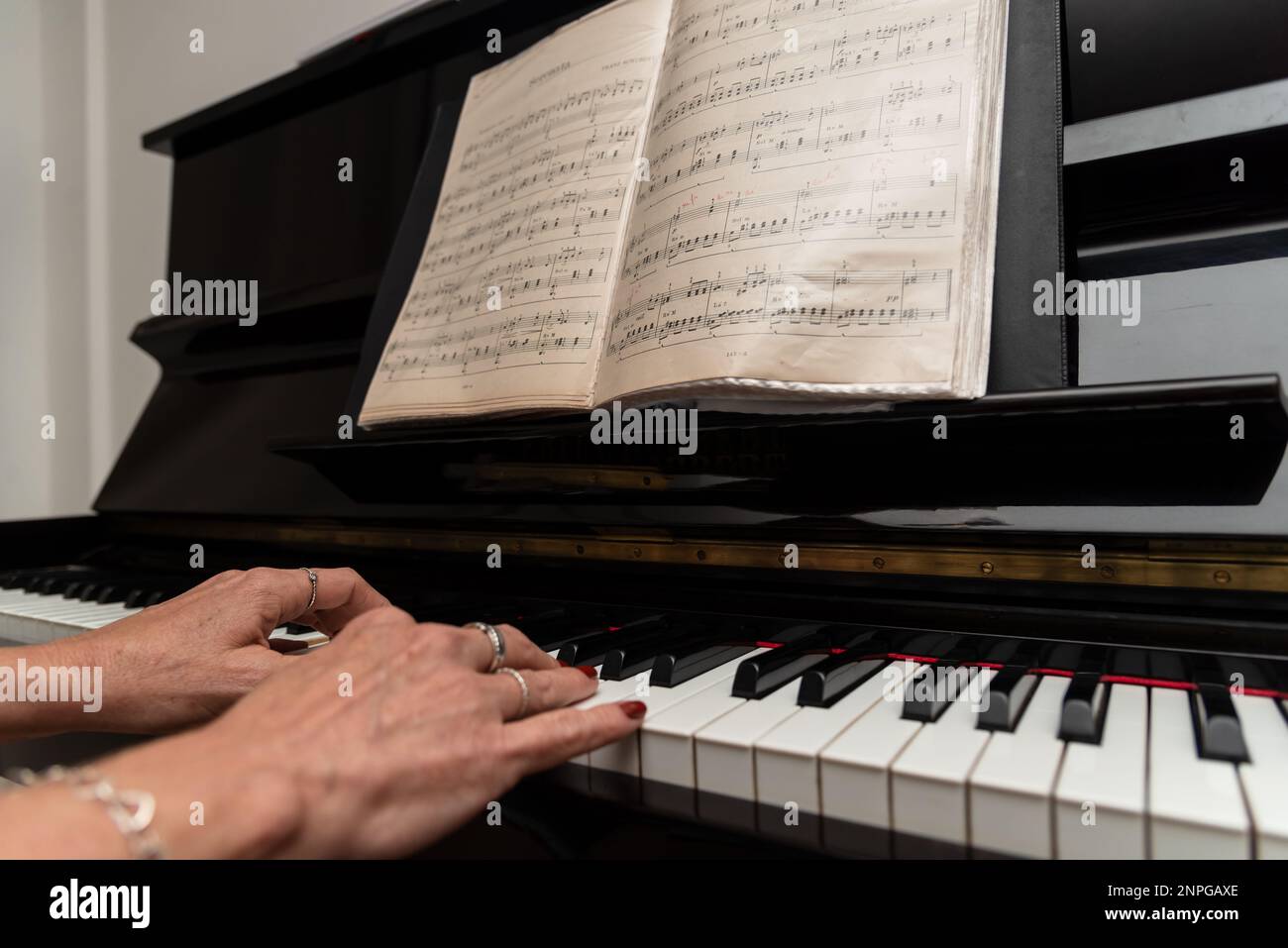 Ein talentierter Pianist spielt romantische Musik auf dem Klavier. Musik und Perfektion. Stockfoto