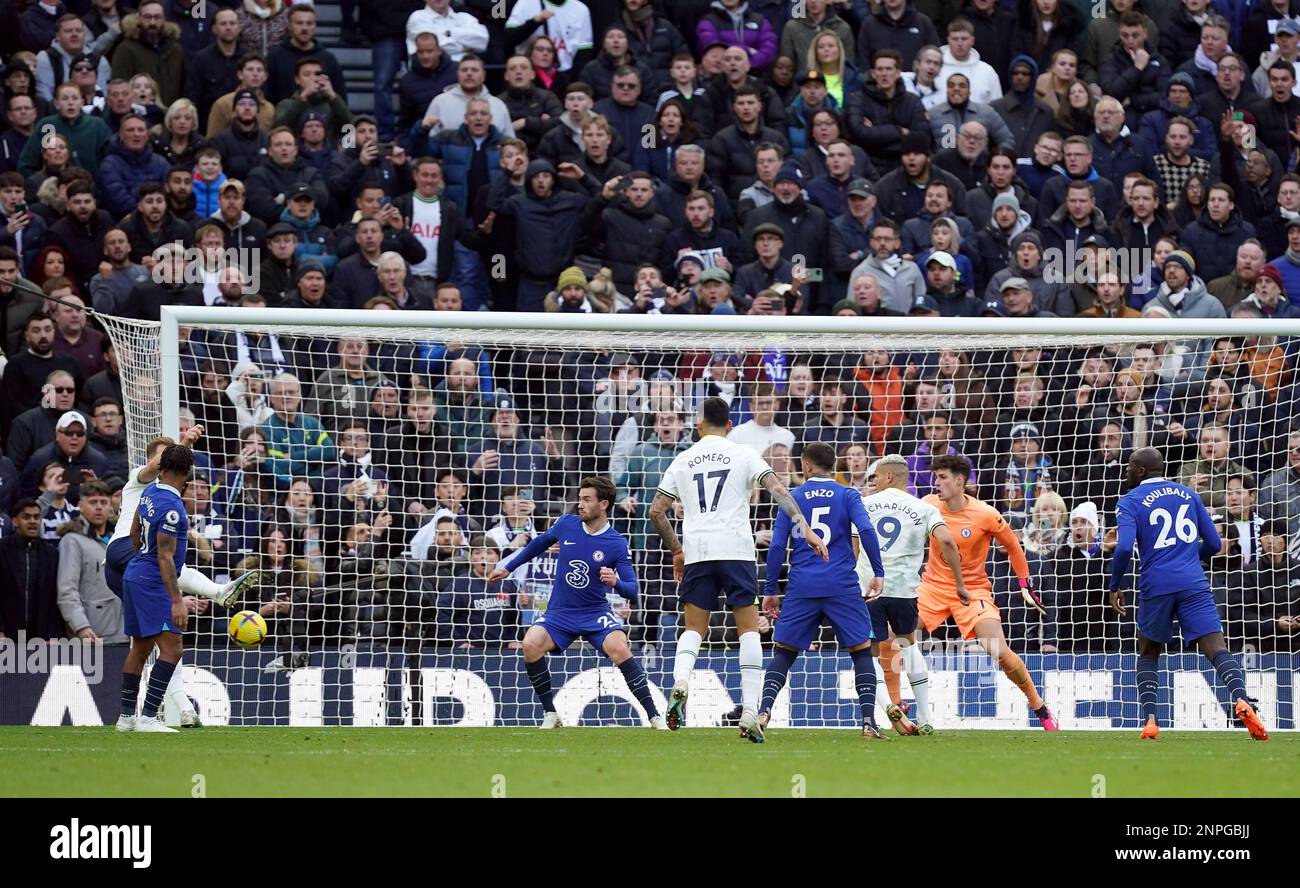 Der Harry Kane von Tottenham Hotspur erzielt während des Premier League-Spiels im Tottenham Hotspur Stadium, London, das zweite Tor seiner Seite des Spiels. Foto: Sonntag, 26. Februar 2023. Stockfoto