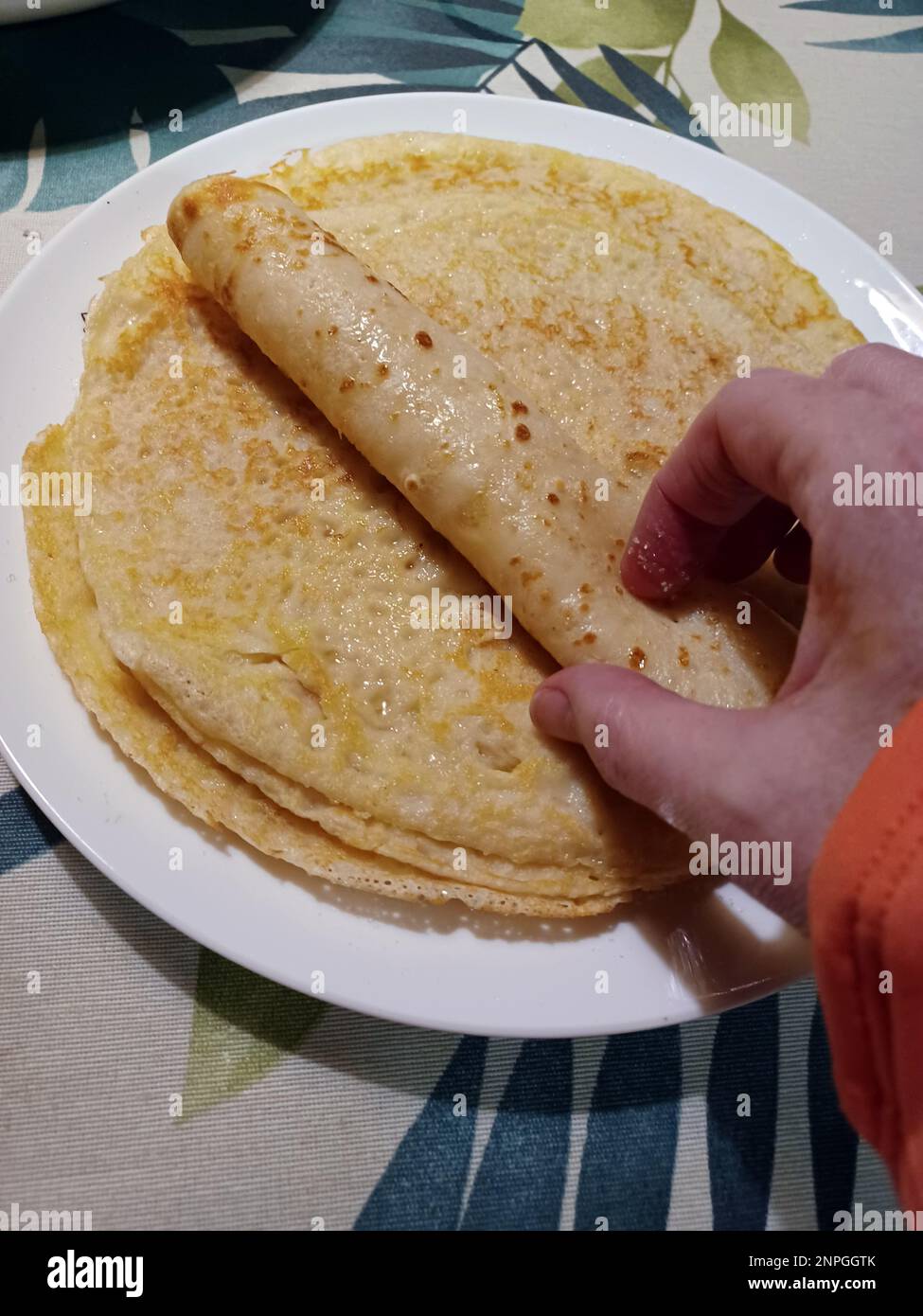 Köstliche Crepes oder Frixuelos, traditionelles Dessert im Karneval. Spanien Stockfoto