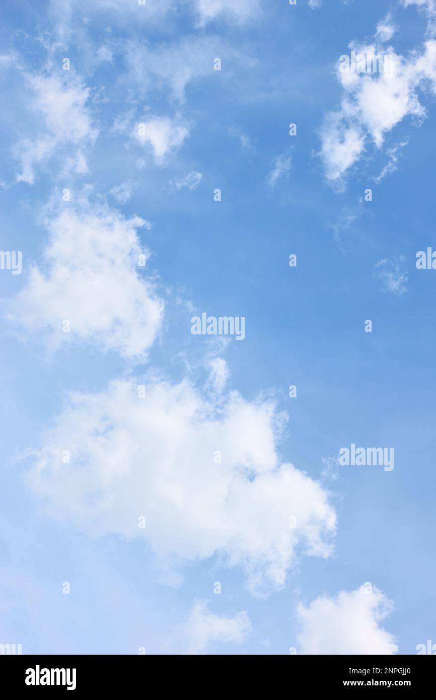 Wolken am Himmel. Abstrakter vertikaler Hintergrund Stockfoto
